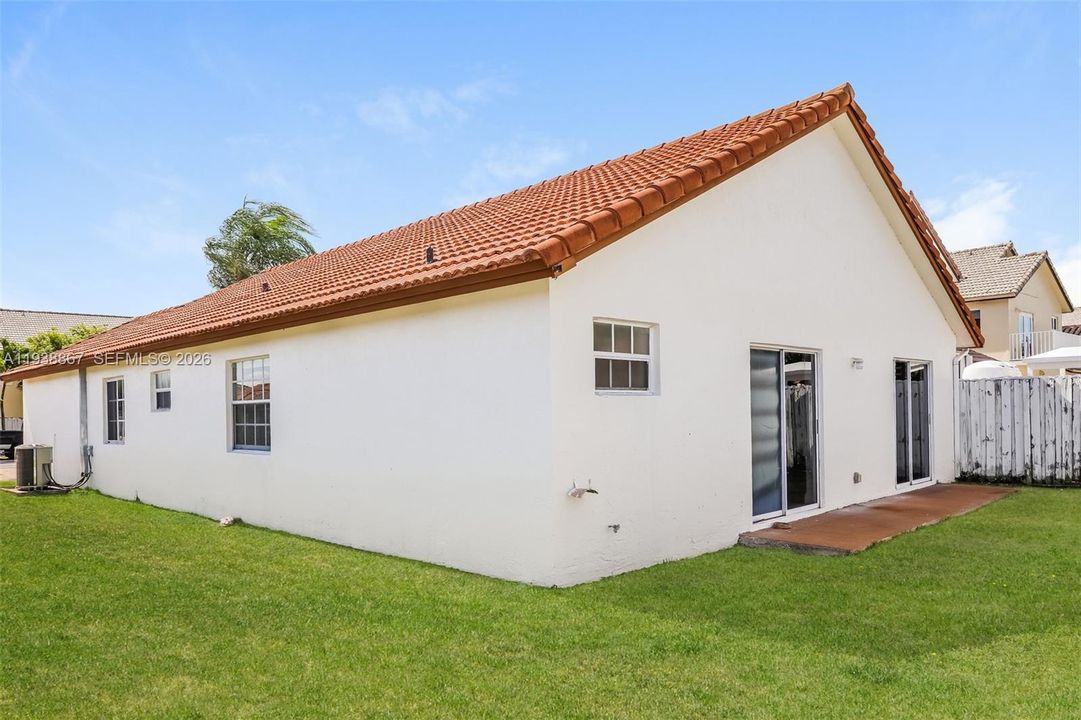 В аренду: $3,600 (3 спален, 2 ванн, 1697 Квадратных фут)