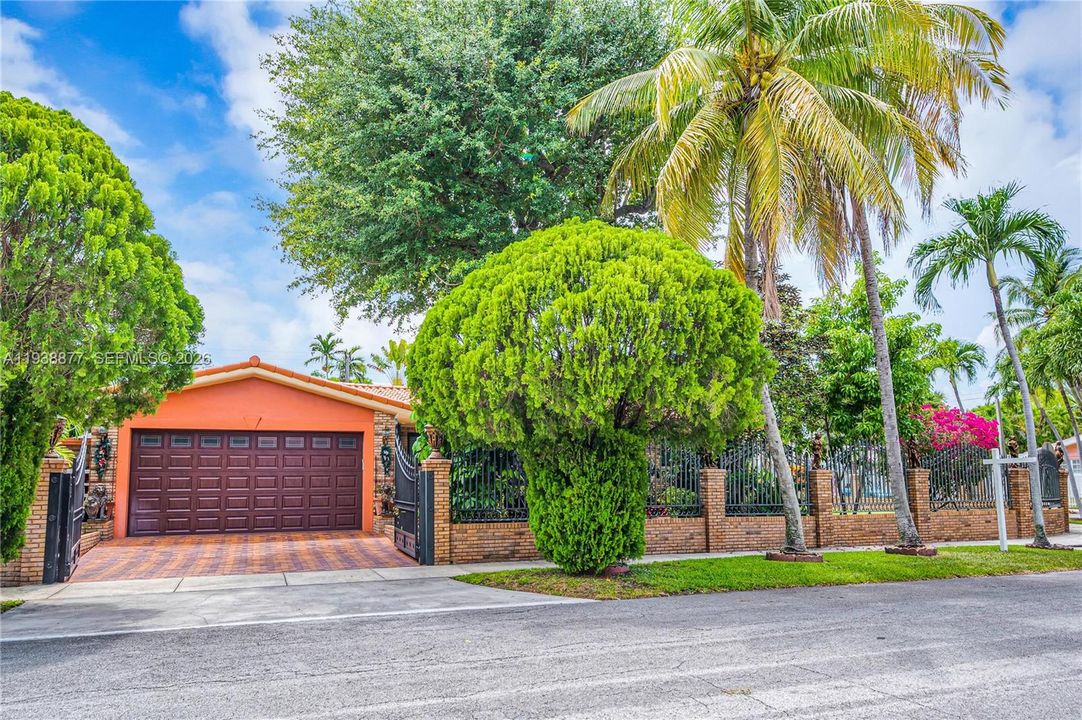 For Sale: $2,595,000 (4 beds, 4 baths, 3184 Square Feet)