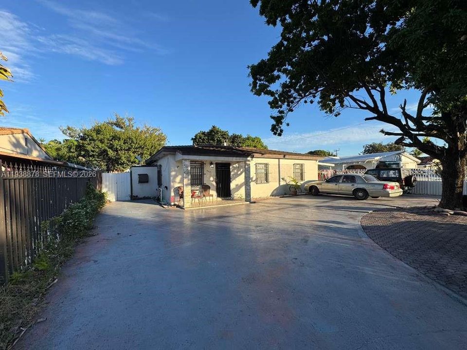 For Rent: $2,800 (4 beds, 2 baths, 1855 Square Feet)