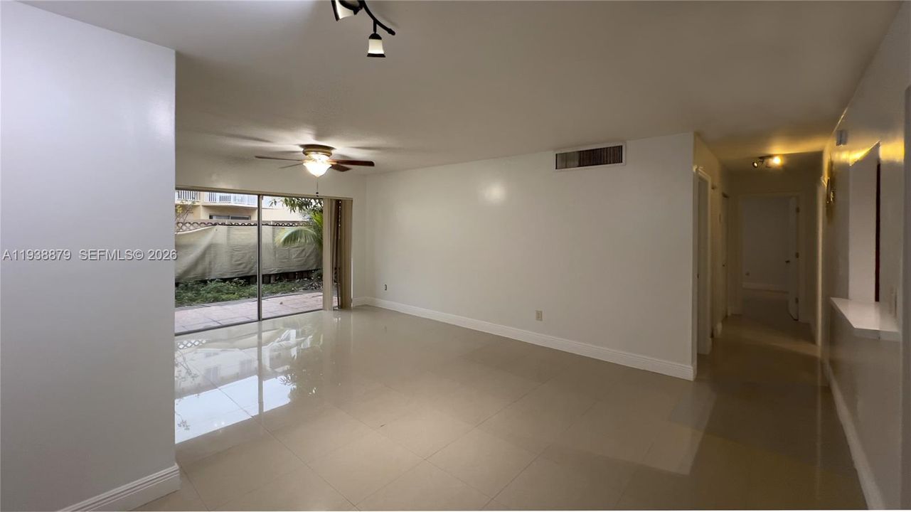 На продажу: $299,000 (2 спален, 2 ванн, 1060 Квадратных фут)