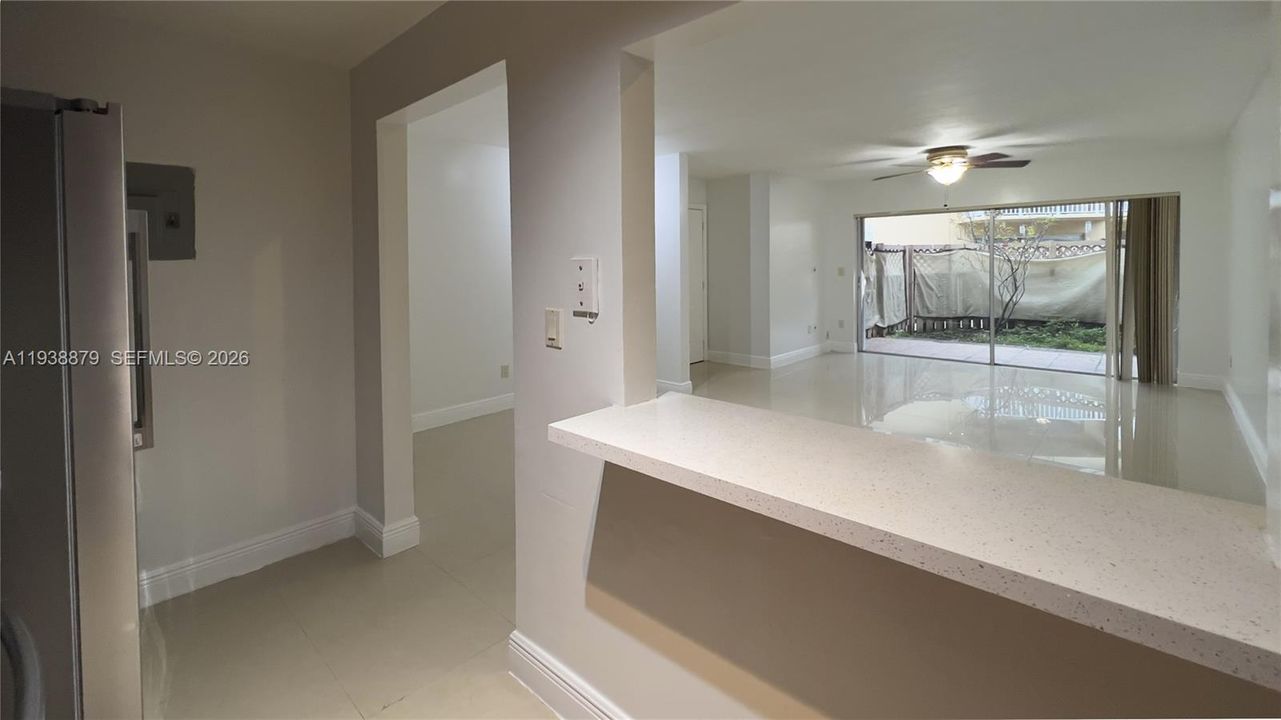 На продажу: $299,000 (2 спален, 2 ванн, 1060 Квадратных фут)