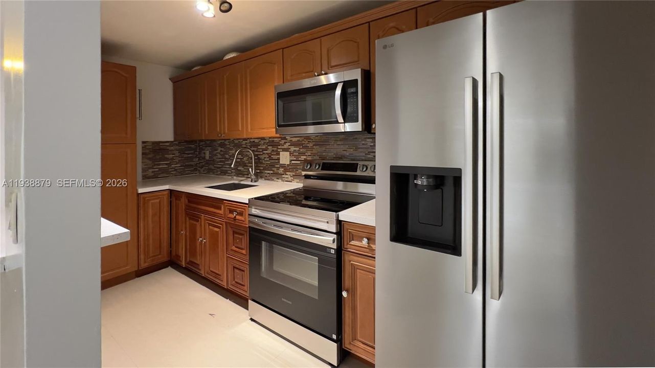 На продажу: $299,000 (2 спален, 2 ванн, 1060 Квадратных фут)