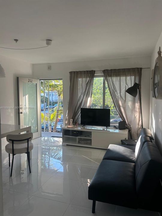 待售: $229,000 (1 贝兹, 1 浴室, 410 平方英尺)