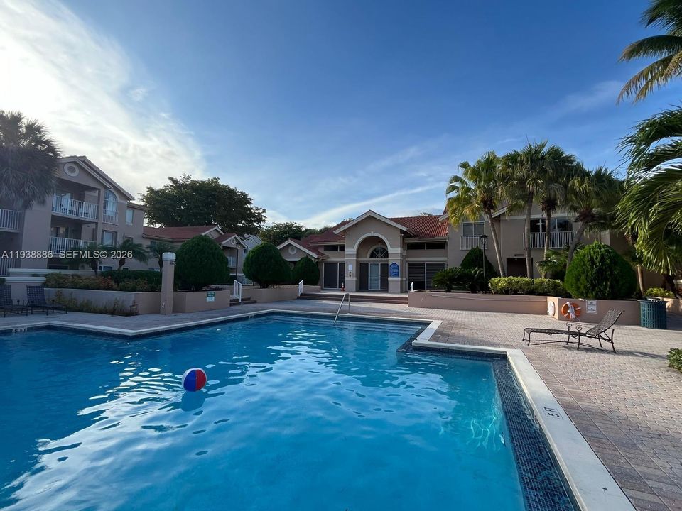 出租: $2,400 (2 贝兹, 2 浴室, 1084 平方英尺)