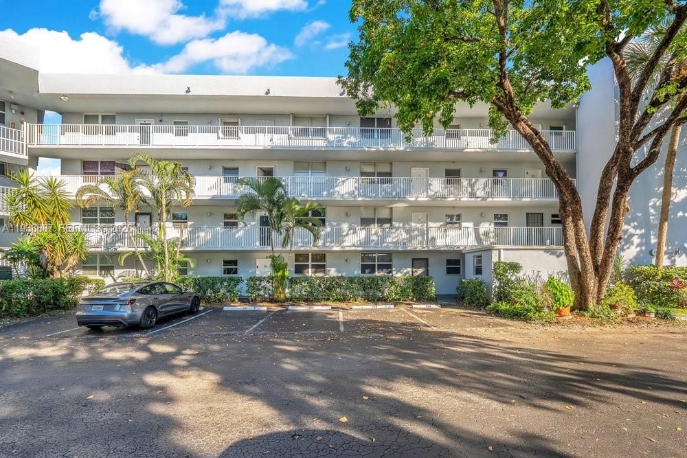 For Rent: $2,480 (2 beds, 2 baths, 975 Square Feet)