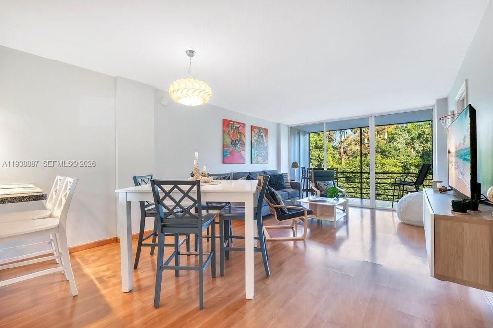 For Rent: $2,480 (2 beds, 2 baths, 975 Square Feet)