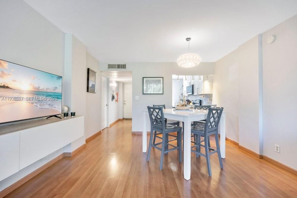 For Rent: $2,480 (2 beds, 2 baths, 975 Square Feet)