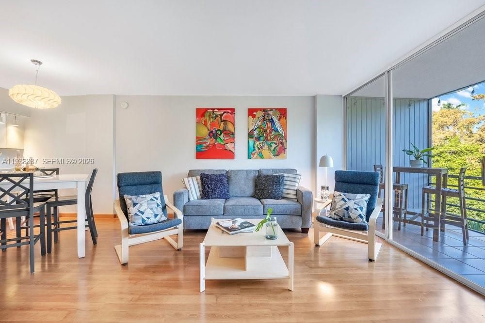 For Rent: $2,480 (2 beds, 2 baths, 975 Square Feet)