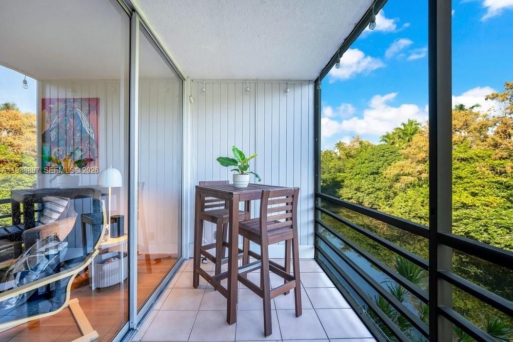 For Rent: $2,480 (2 beds, 2 baths, 975 Square Feet)