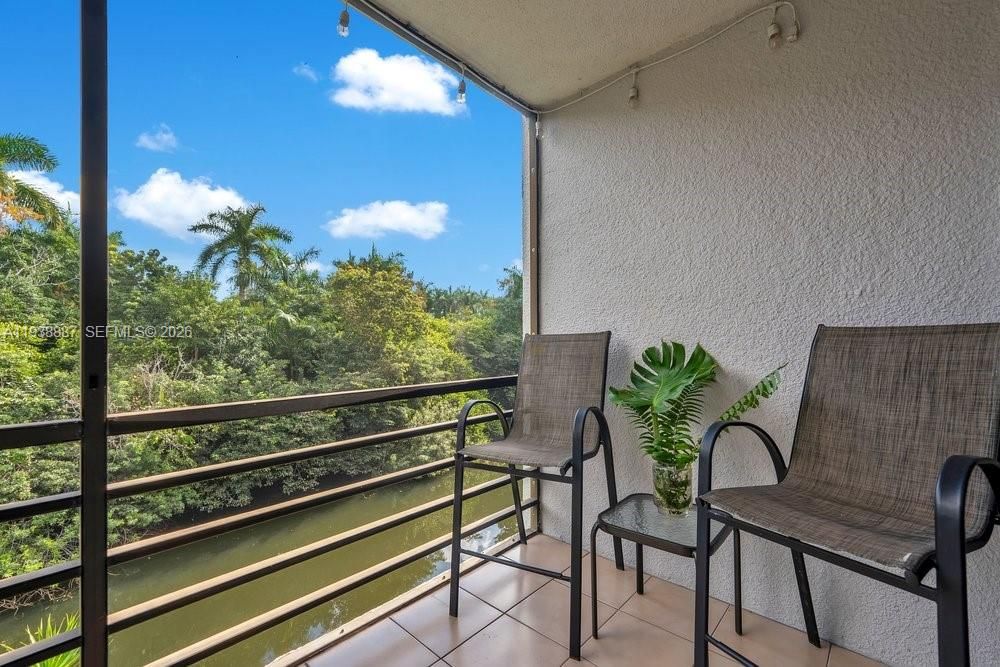 For Rent: $2,480 (2 beds, 2 baths, 975 Square Feet)