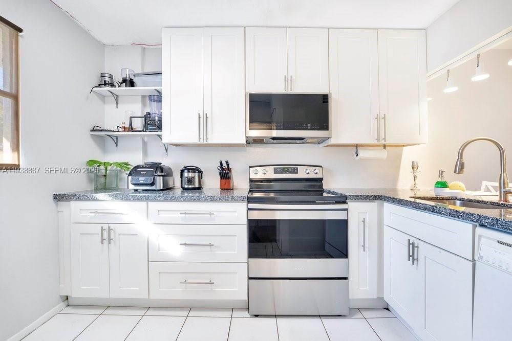 For Rent: $2,480 (2 beds, 2 baths, 975 Square Feet)