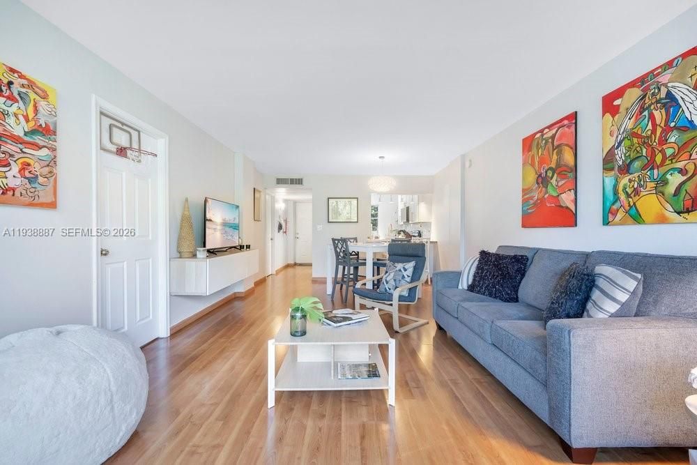 For Rent: $2,480 (2 beds, 2 baths, 975 Square Feet)