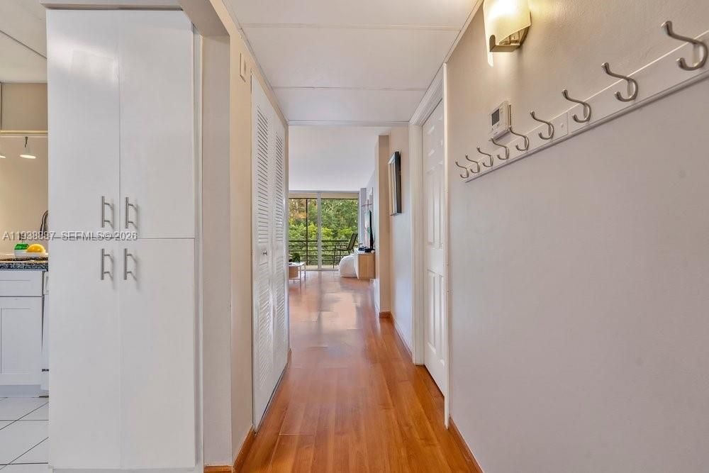 For Rent: $2,480 (2 beds, 2 baths, 975 Square Feet)