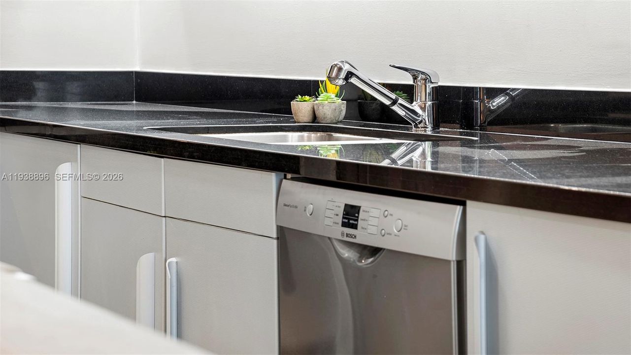 For Sale: $900,000 (0 beds, 1 baths, 760 Square Feet)