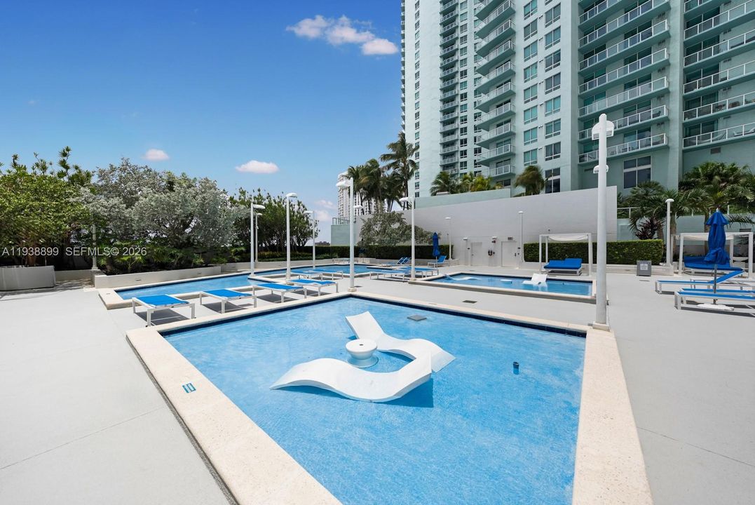 For Sale: $495,000 (1 beds, 1 baths, 1095 Square Feet)