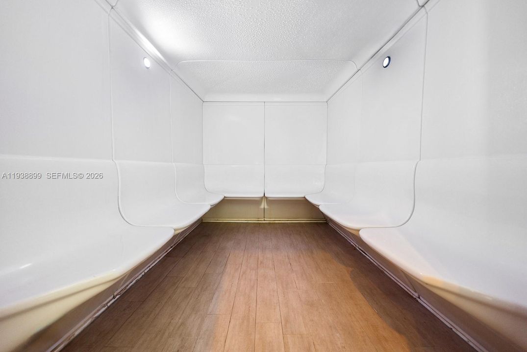 For Sale: $495,000 (1 beds, 1 baths, 1095 Square Feet)