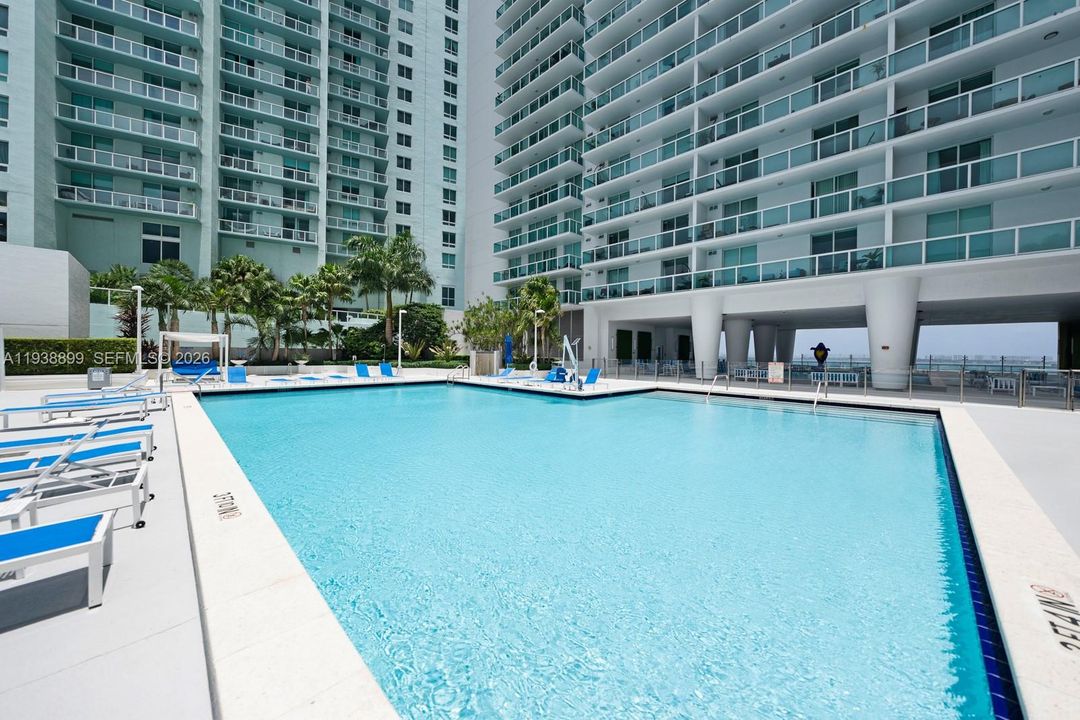 For Sale: $495,000 (1 beds, 1 baths, 1095 Square Feet)