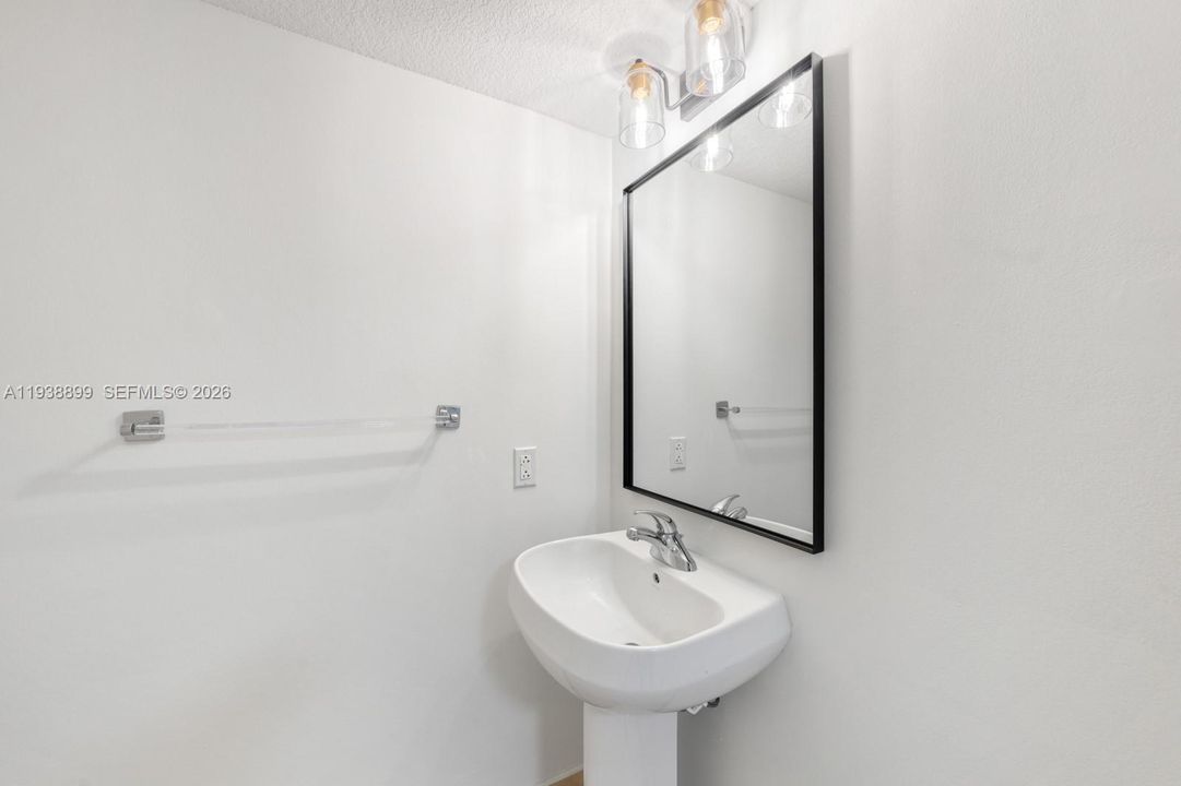 For Sale: $495,000 (1 beds, 1 baths, 1095 Square Feet)