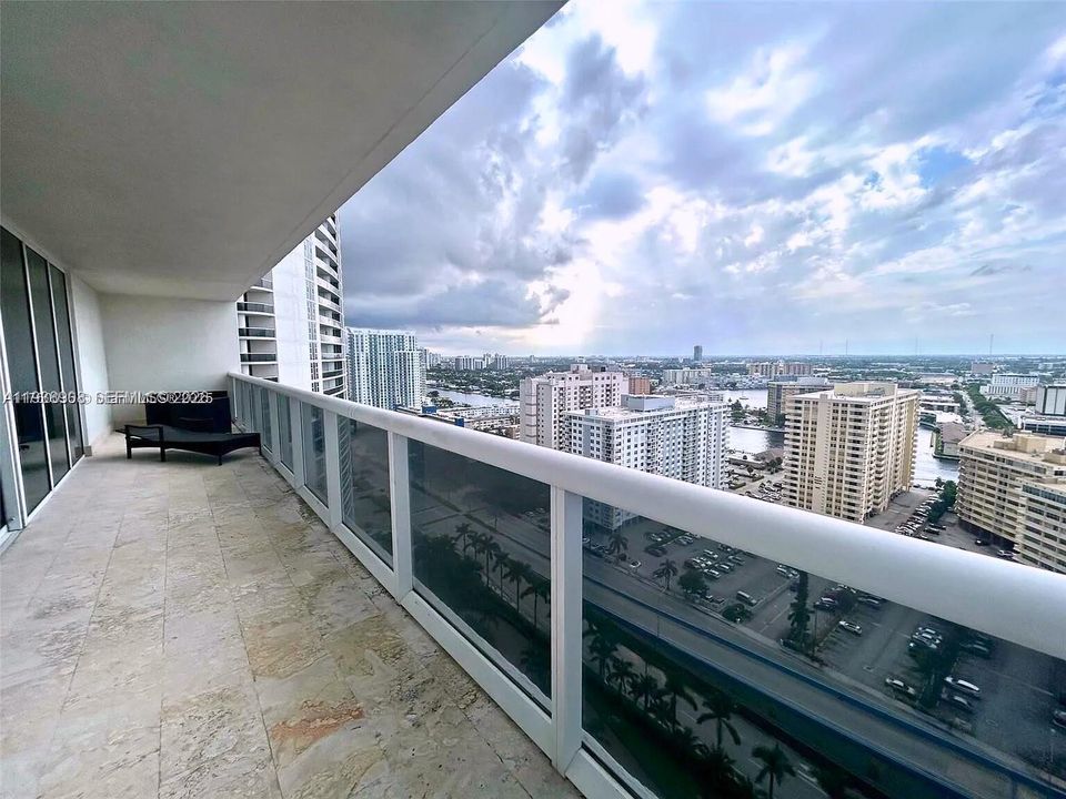 出租: $6,500 (2 贝兹, 2 浴室, 1458 平方英尺)