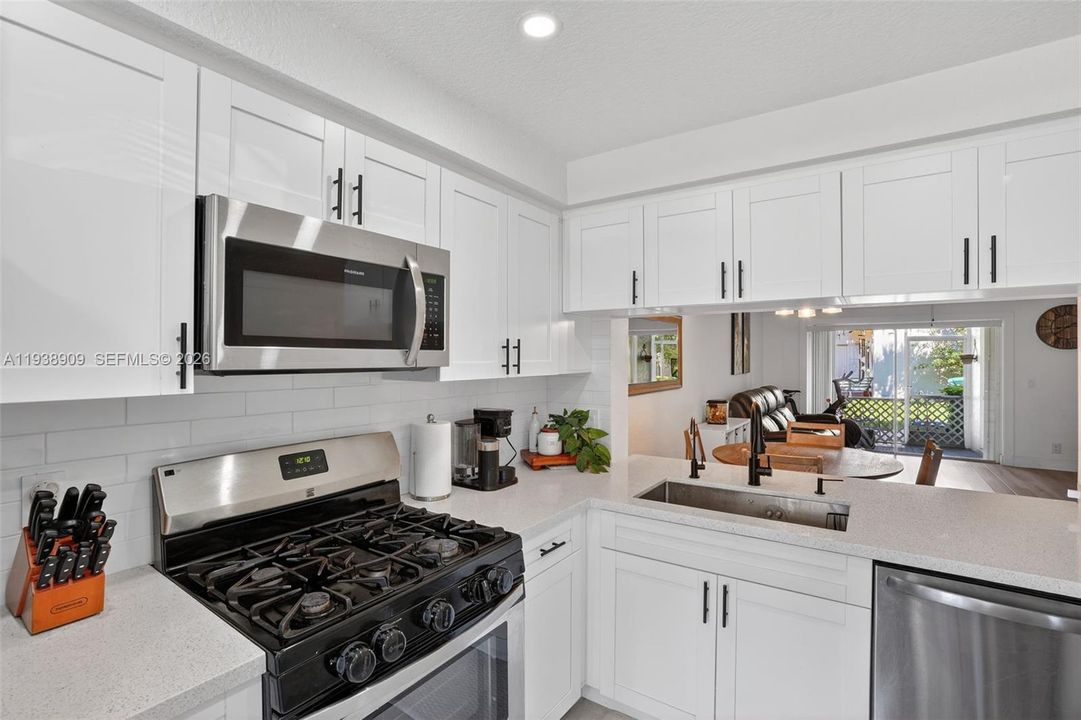 For Sale: $323,000 (2 beds, 1 baths, 1110 Square Feet)