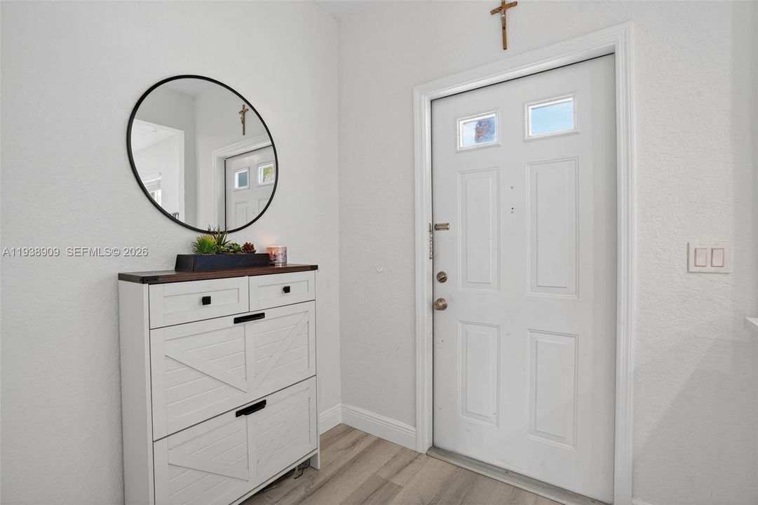 For Sale: $323,000 (2 beds, 1 baths, 1110 Square Feet)