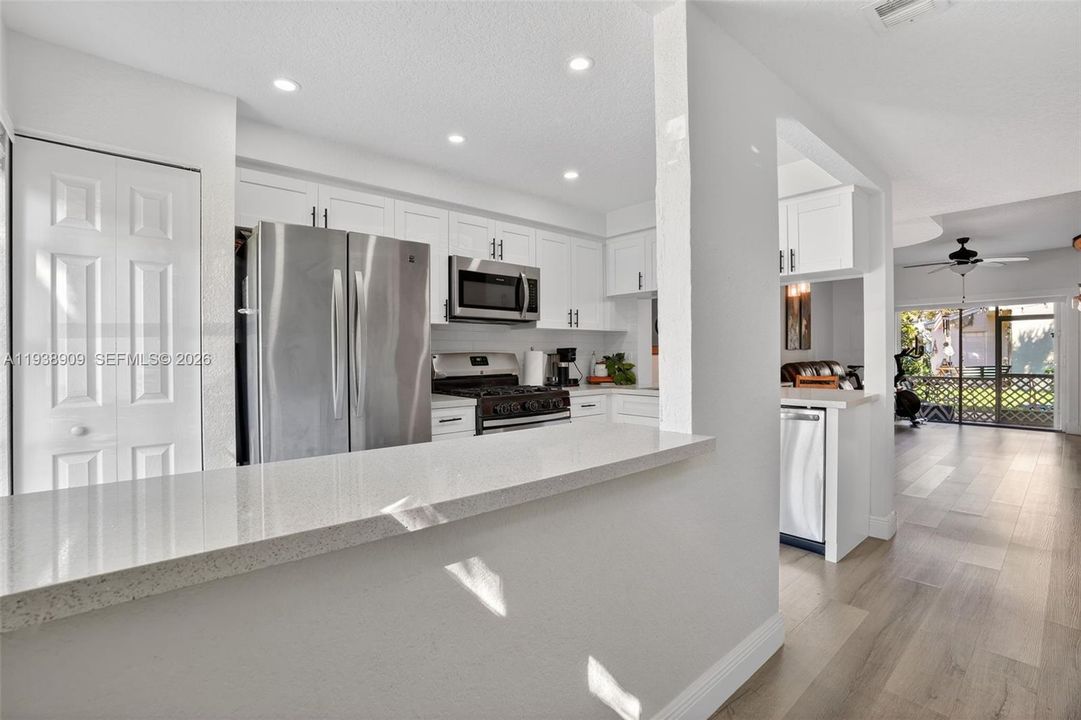 For Sale: $323,000 (2 beds, 1 baths, 1110 Square Feet)