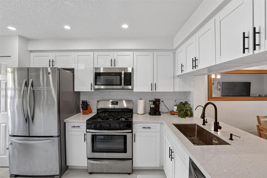 For Sale: $323,000 (2 beds, 1 baths, 1110 Square Feet)