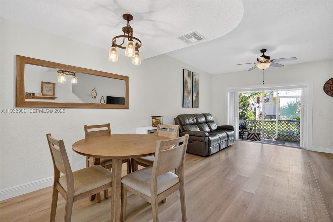 For Sale: $323,000 (2 beds, 1 baths, 1110 Square Feet)