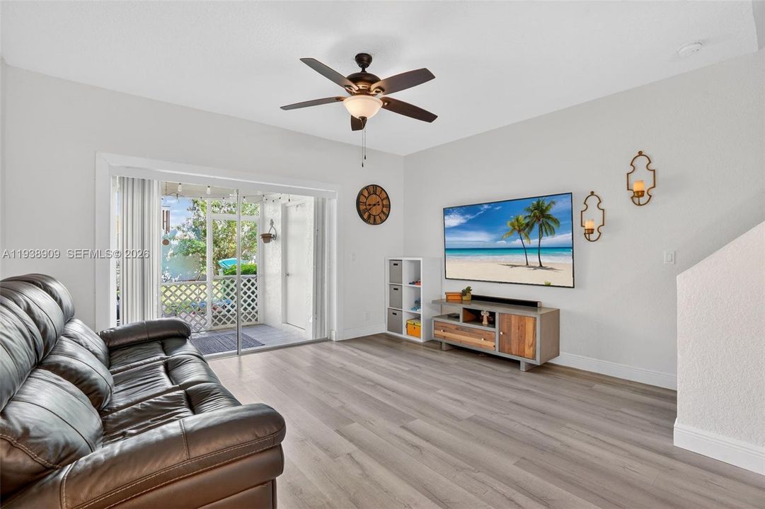 For Sale: $323,000 (2 beds, 1 baths, 1110 Square Feet)