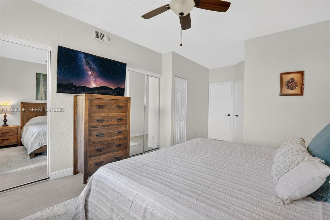 For Sale: $323,000 (2 beds, 1 baths, 1110 Square Feet)