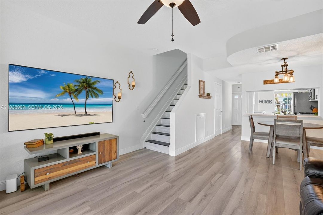 For Sale: $323,000 (2 beds, 1 baths, 1110 Square Feet)