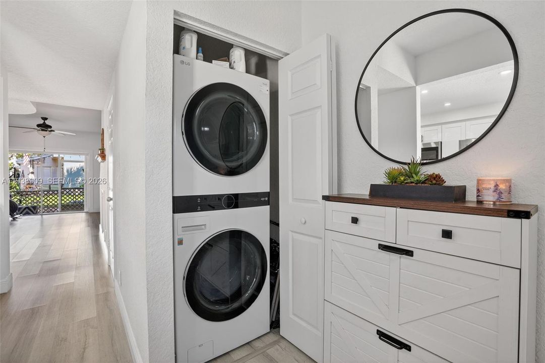 For Sale: $323,000 (2 beds, 1 baths, 1110 Square Feet)