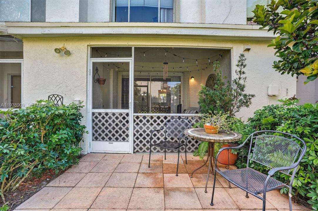 For Sale: $323,000 (2 beds, 1 baths, 1110 Square Feet)