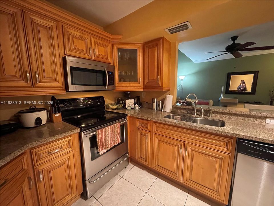 For Rent: $2,500 (2 beds, 2 baths, 1067 Square Feet)