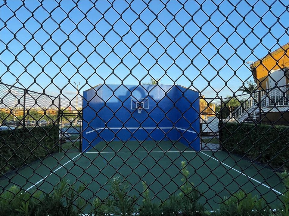 For Rent: $2,500 (2 beds, 2 baths, 1067 Square Feet)