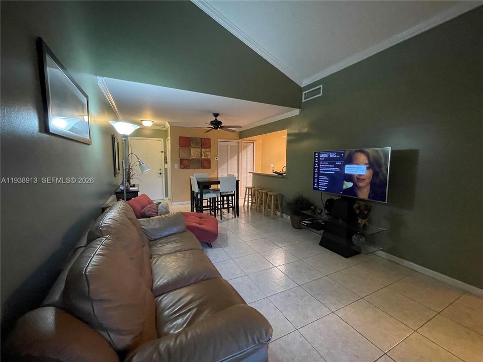 For Rent: $2,500 (2 beds, 2 baths, 1067 Square Feet)