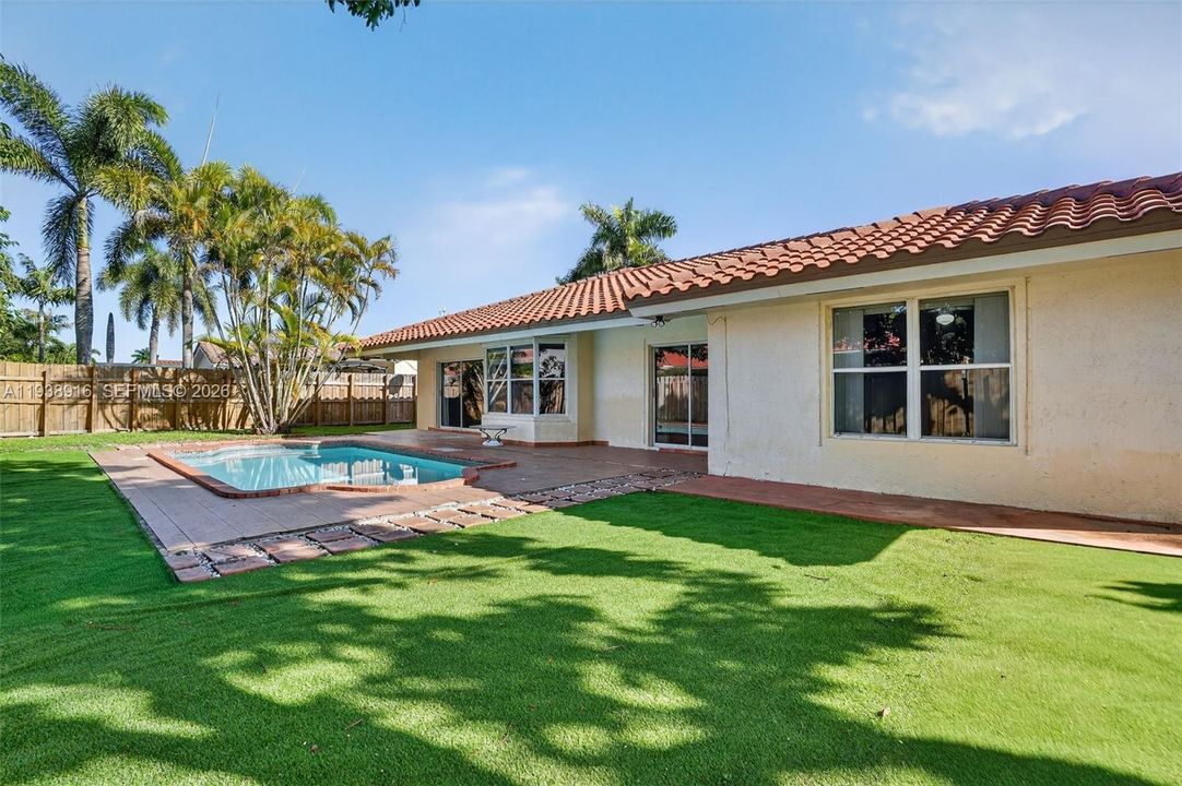 En Renta: $4,500 (5 camas, 3 baños, 2156 Pies cuadrados)