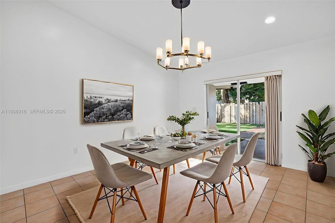 VIRTUALLY STAGED DINING ROOM