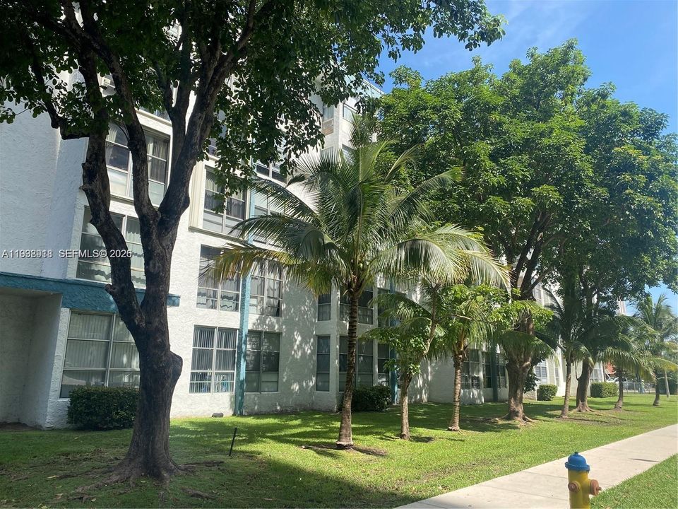 For Rent: $2,400 (2 beds, 1 baths, 767 Square Feet)