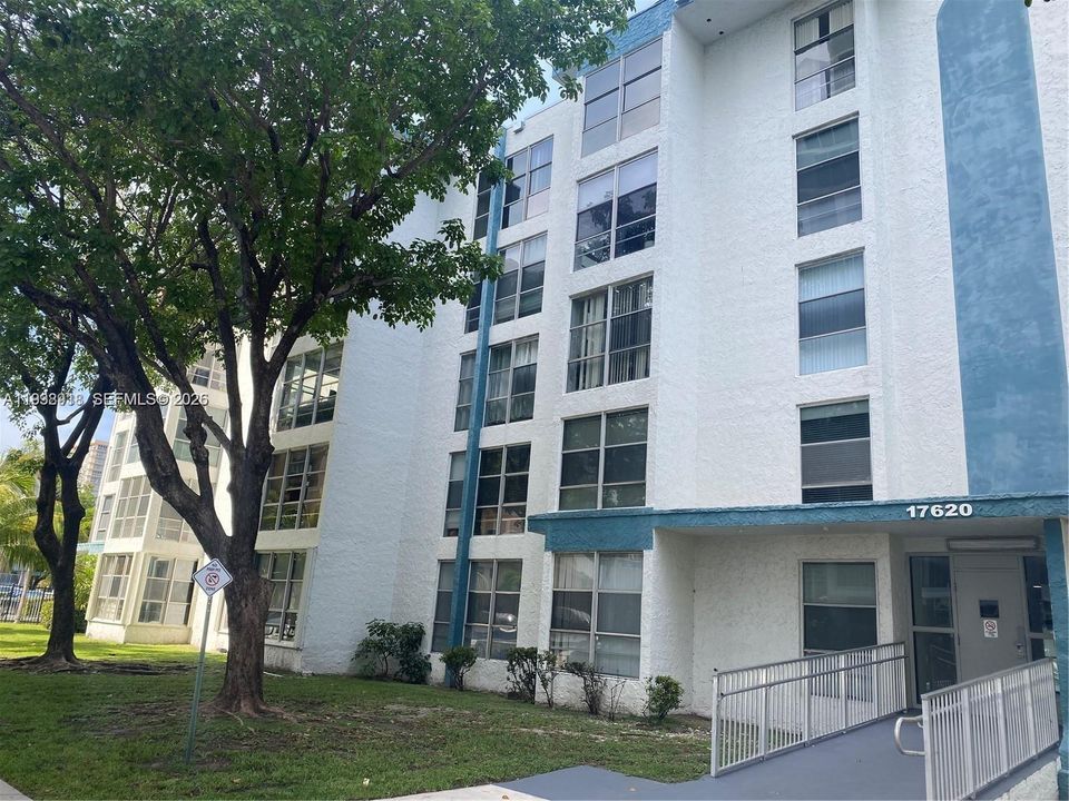 For Rent: $2,400 (2 beds, 1 baths, 767 Square Feet)