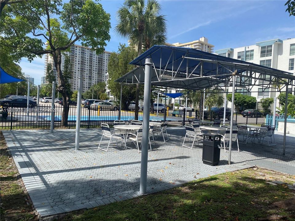 For Rent: $2,400 (2 beds, 1 baths, 767 Square Feet)