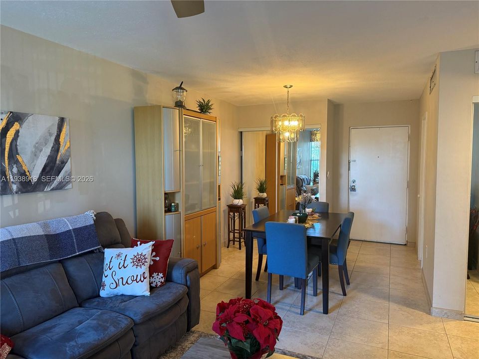 For Rent: $2,400 (2 beds, 1 baths, 767 Square Feet)