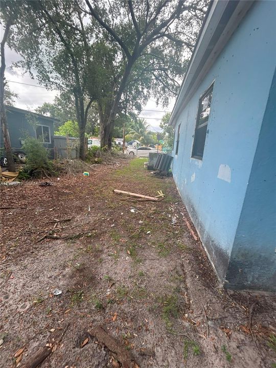 For Sale: $310,000 (2 beds, 1 baths, 896 Square Feet)