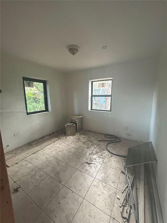 For Sale: $310,000 (2 beds, 1 baths, 896 Square Feet)