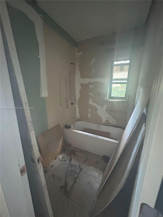 For Sale: $310,000 (2 beds, 1 baths, 896 Square Feet)