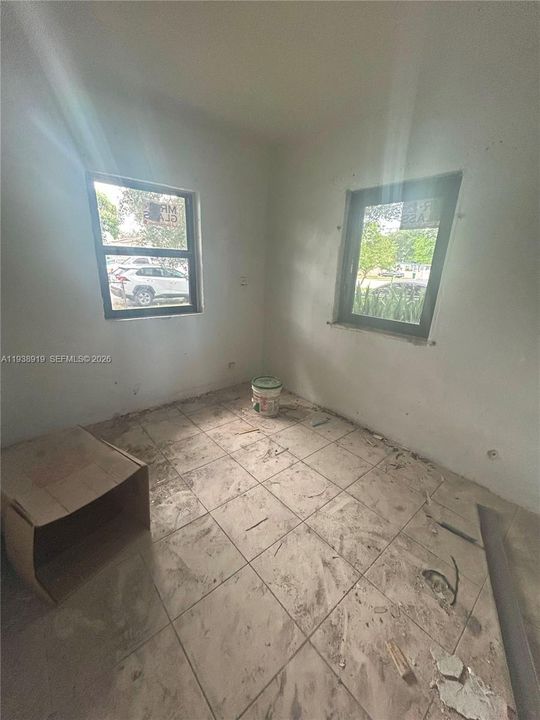 For Sale: $310,000 (2 beds, 1 baths, 896 Square Feet)