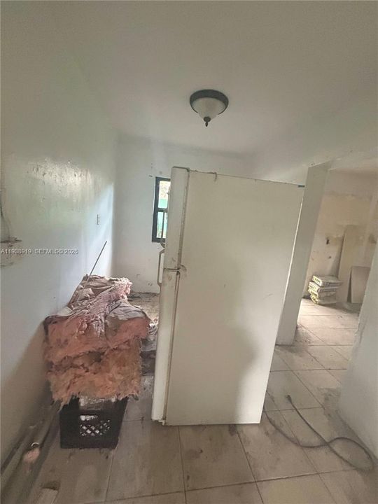 For Sale: $310,000 (2 beds, 1 baths, 896 Square Feet)