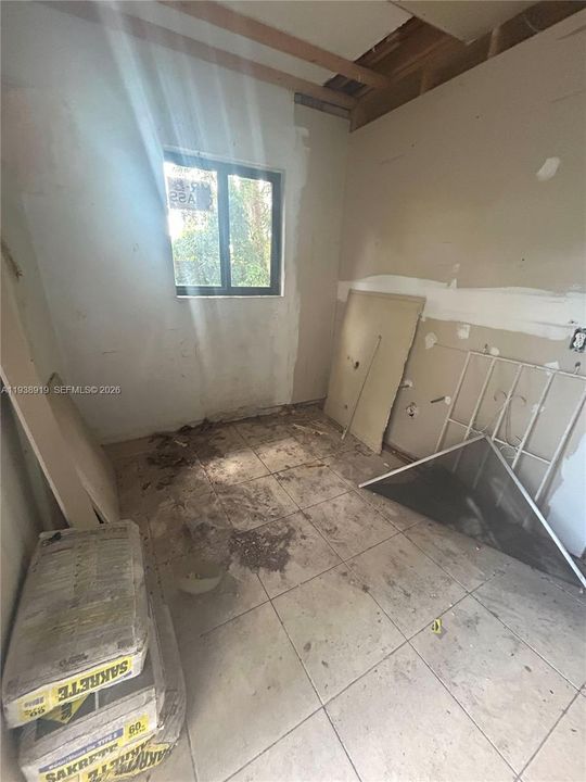 For Sale: $310,000 (2 beds, 1 baths, 896 Square Feet)