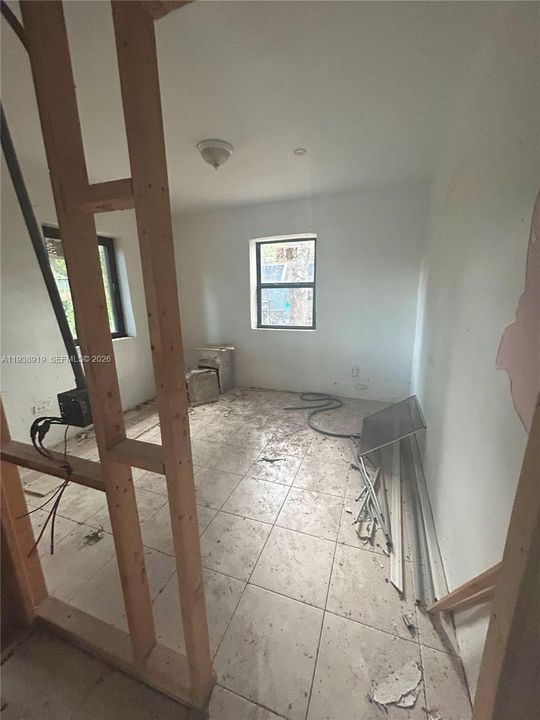 For Sale: $310,000 (2 beds, 1 baths, 896 Square Feet)