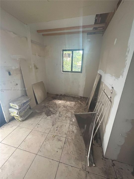 For Sale: $310,000 (2 beds, 1 baths, 896 Square Feet)